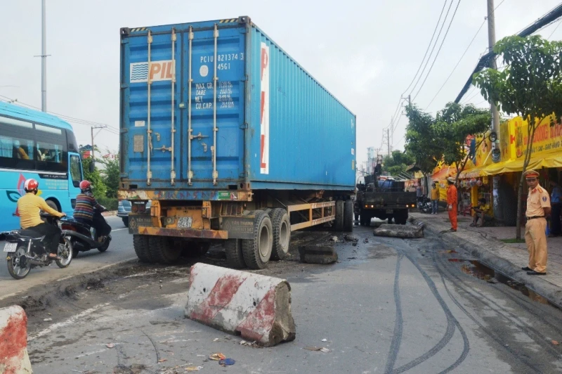 Người đàn ông may mắn thoát nạn khi bị xe container cuốn vào gầm.